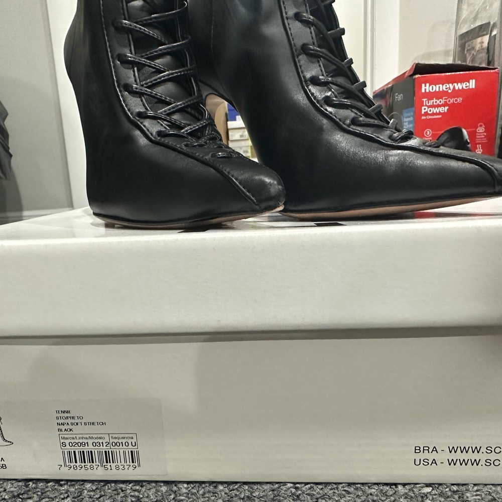 Sleek Black Lace-Up Women's Boots size 5.5 - Picture 3 of 3